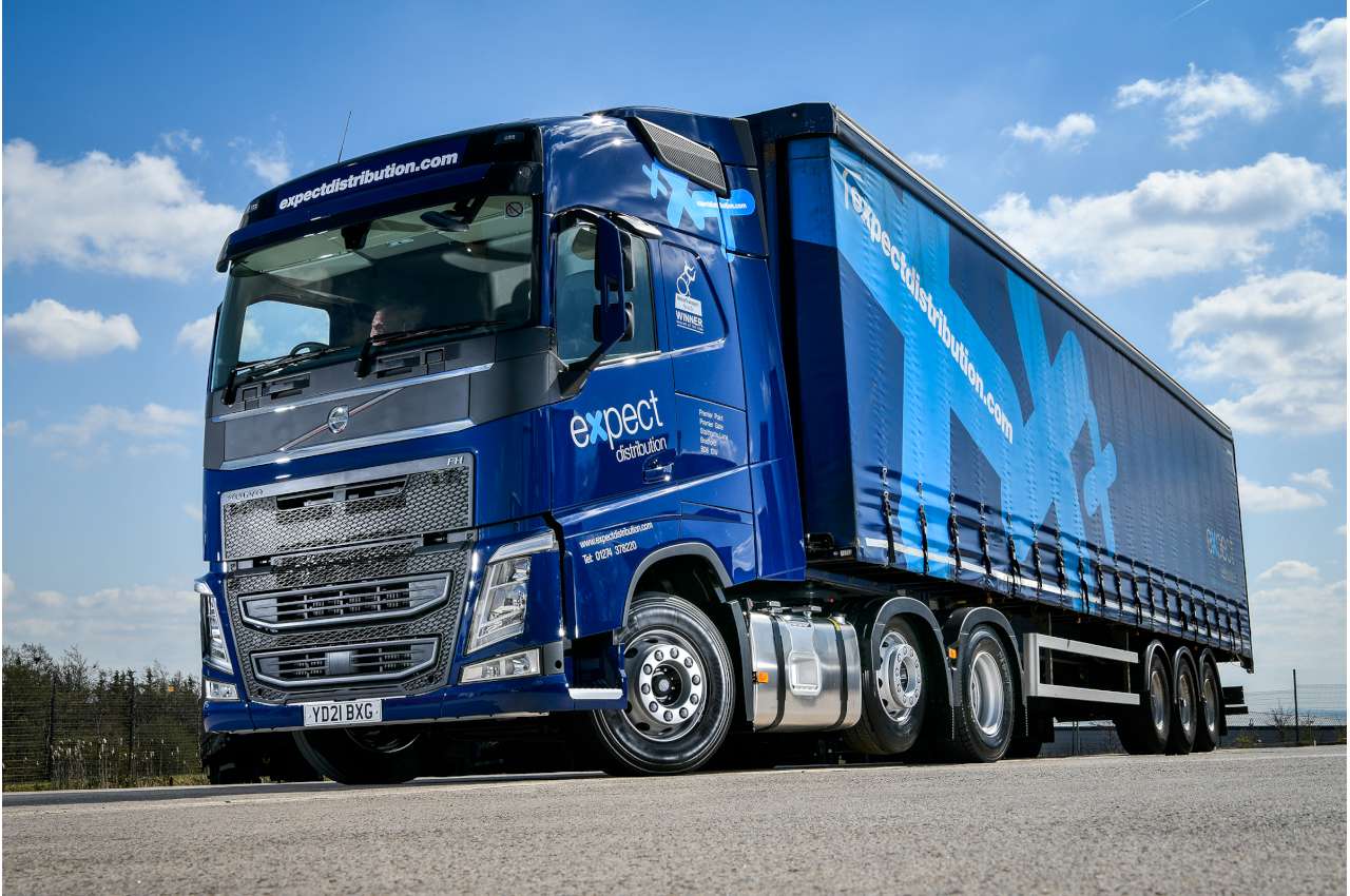 Volvo FH500 in blue with trailer