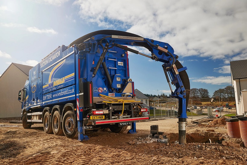 Volvo FMX Tridem Suction Excavator Working