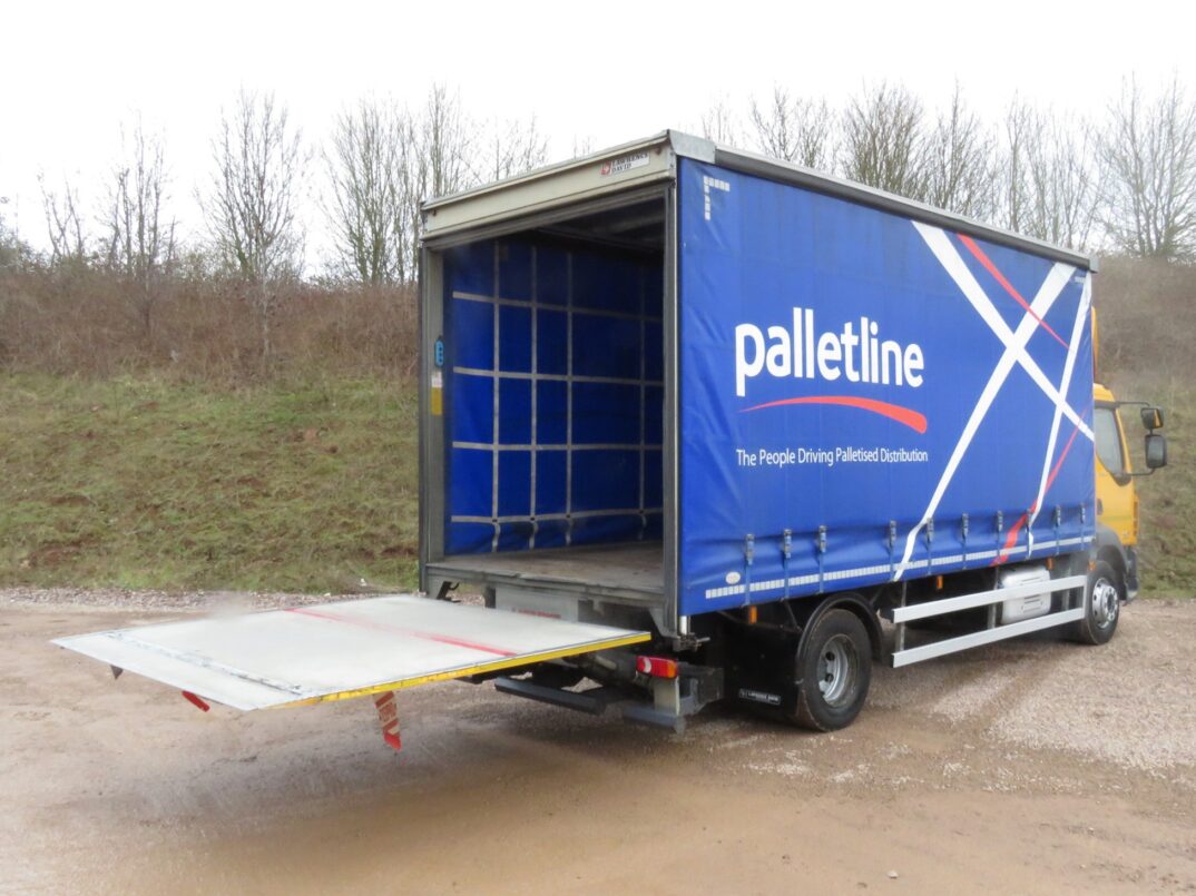 Cantilever tail lift in closed position