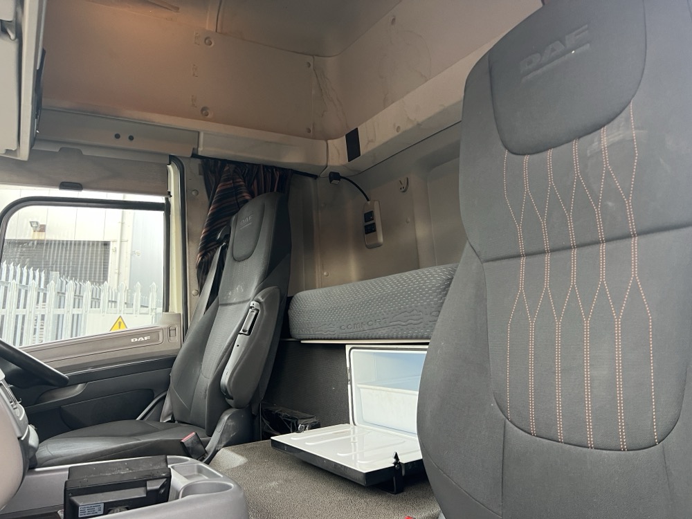 2019(19) DAF CF 290 Space Cab Boxvan full