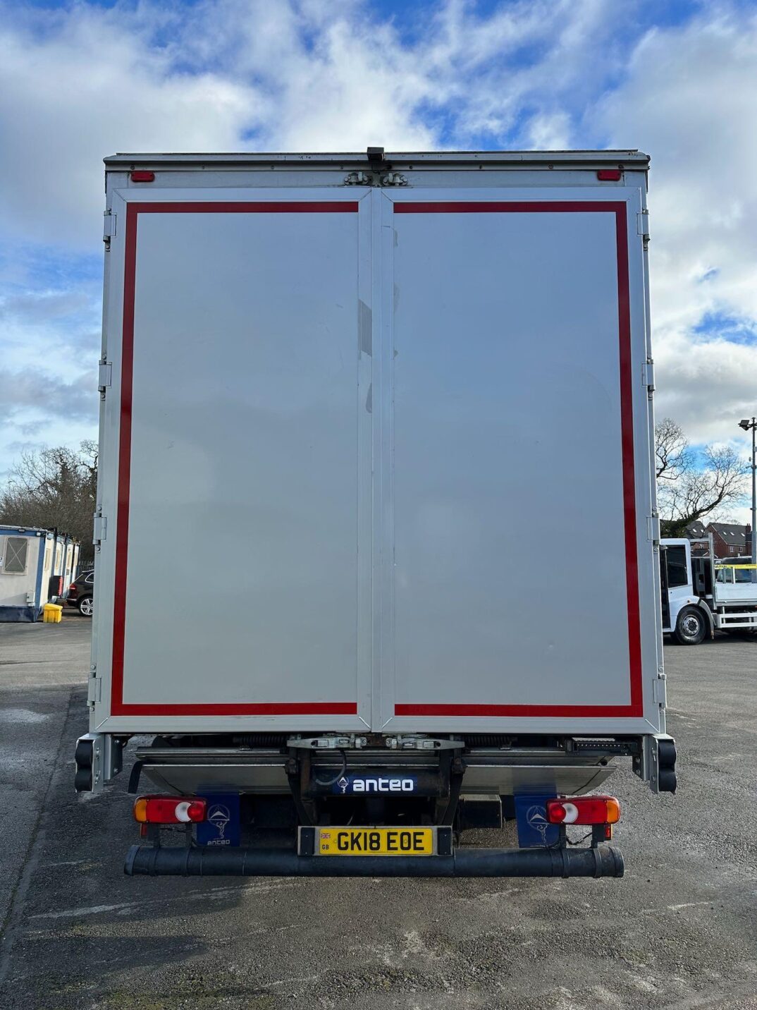2018 18 Iveco Eurocargo 180E25S 18T – 28′ Curtain & Tail  Curtain Side Ref No: GK18 EOE full